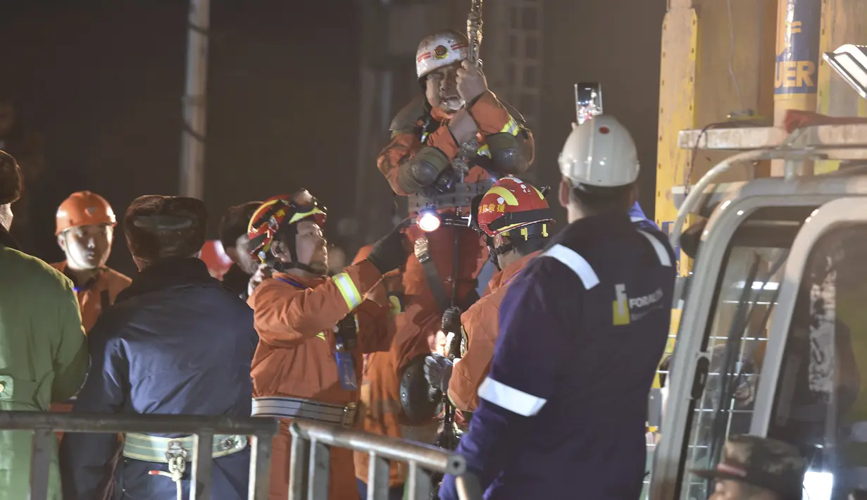 Ekspresi seorang pekerja yang berhasil diangkat dari tambang yang runtuh di Pingyi, Provinsi Shandong, China, Jumat (29/1). Empat penambang berhasil diselamatkan setelah terperangkap selama 36 hari di bawah tanah. (REUTERS/China Daily)