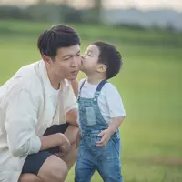 Tak hanya memberi jawaban, peran ayah juga menjadi teladan nyata tentang bagaimana seorang laki-laki bersikap. Dok/freepik.com/jcomp]