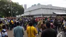 Suasana di depan DPP Golkar usai bentrok fisik antar sesama pendukung Golkar saat Rapat Pleno, Jakarta, Selasa (25/11/2014). (Liputan6.com/Johan Tallo)