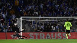 Jelang babak pertama usai, De Gea menjadi pahlawan di bawah mistar United lewat dua penyelamatan beruntun untuk menggagalkan peluang emas dua pemain Real Sociedad. (AP Photo/Alvaro Barrientos)