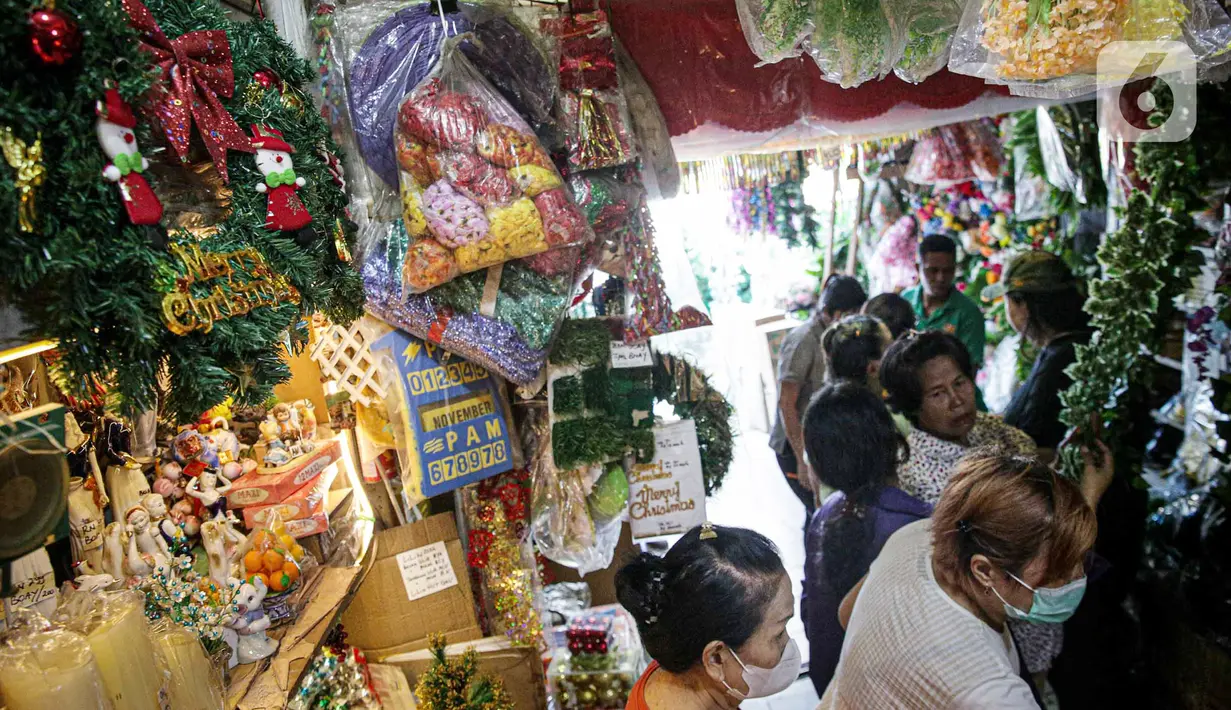 Para pemburu pernak-pernik Natal punya banyak cara agar mendapat hiasan dengan harga terjangkau. Salah satunya di Pasar Asemka. (Liputan6.com/Faizal Fanani)