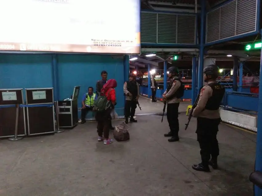 Sejumlah polisi bersiaga di Pelabuhan Merak. (Liputan6.com/Yandi Deslatama)
