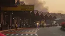 Sejumlah penumpang melihat kebakaran yang terjadi di Terminal 2E di Bandara Soekarno Hatta, Jakarta, Minggu (5/7/2015).  Kebakaran di Terminal 2E ini membuat panik ribuan penumpang yang sedang menunggu jadwal penerbangan. (Twitter@avgustin88)