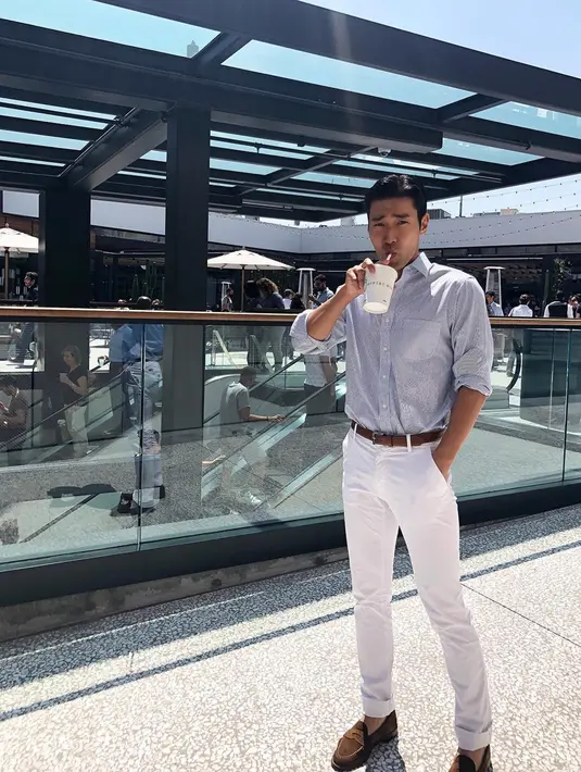 Gaya OOTD pria kelahiran 7 April 1986 dengan kemeja dan celana putih ini juga tak luput dari sorotan. Siwon bahkan terlihat memadukan ikat pinggang dan sepatu yang dipakai dalam satu warna senada. (Liputan6.com/IG/@siwonchoi)