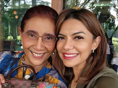 Jurnalis Najwa Shihab memiliki hubungan dekat dengan mantan Menteri Kelautan, Susi Pudjiastuti. Berawal dari jurnalis dan narasumber, kini keduanya jalin teman dekat. Saat hangout bersama, keduanya terlihat akrab dan sumringah pamer senyum lebar. (Liputan6.com/IG/@najwashihab)