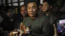 Panglima Komando Daerah Militer (Pangdam) Jaya Mayjen TNI Mohamad Hasan berbicara kepada media di pintu masuk gudang amunisi militer di Bekasi, Jawa Barat, pada 30 Maret 2024. (REZAS/AFP)