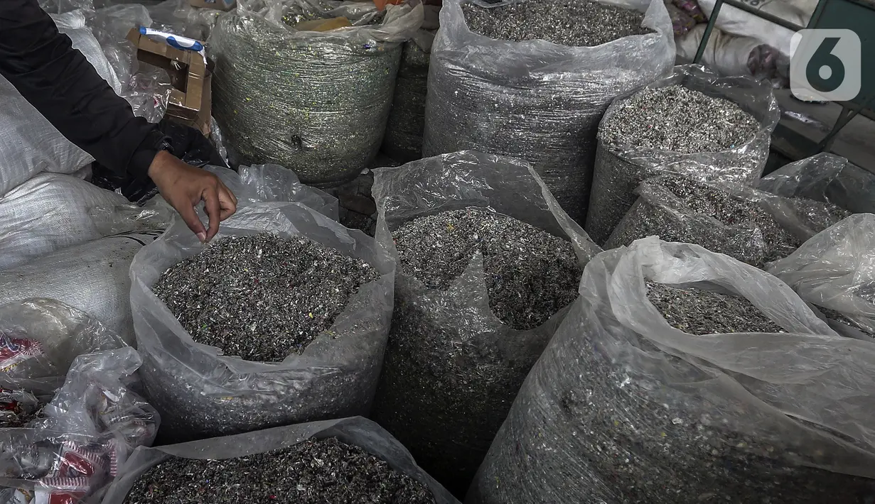 Cacahan sampah plastik sebagai bahan pembuatan paving block di Rebricks, Pondok Pinang, Jakarta, Kamis (29/10/2020). Rebricks menyasar sampah plastik sebagai salah satu material utama pembuatan paving block dengan harga jual Rp 95.000 per meter persegi. (Liputan6.com/Johan Tallo)