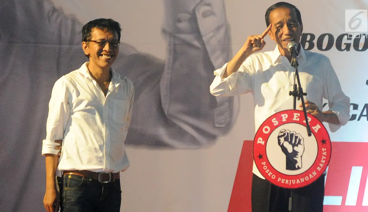 Calon Presiden nomor urut 1 Joko Widodo bersama Politisi PDI-P Adian Napitupulu memberikan sambutan pada acara deklarasi dukungan 7.000 relawan di Kawasan Pergudangan Olympic Bogorindo Sentul, Bogor, Jawa Barat, Selasa (27/11). (merdeka.com/Arie Basuki)