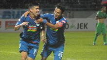 Gelandang PSIS semarang, Jonathan Cantillana (kiri), merayakan gol ke gawang Bhayangkara FC pada laga pekan ke-34 Shopee Liga 1 2019, di Stadion Moch Subroto, Magelang, Sabtu (21/12/2019). (Bola.com/Vincentius Atmaja)