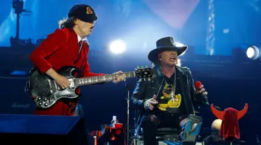 Gitaris Angus Young dan Vokalis baru band AC/DC, Axl Rose saat tampil dalam "Rock Or Bust World Tour" di tur konser dunia di Andalusia, Seville, Spanyol, (10/5). Axl ditunjuk untuk menggantikan sang vokalis AC/DC, Brian Johnson. (REUTERS/Marcelo del Pozo)