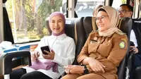 Bupati Indramayu Nina Agustina bersama Dirut Pertamina Nicke Widyawati usai groundbreaking pelebaran jalan Sakaurip-Sukareja. Foto: liputan6.com/edhie prayitno ige&nbsp;