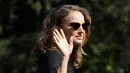 Aktris Natalie Portman menyapa awak media saat tiba di dermaga Excelsior Hotel selama Festival Film Venice ke-75 di Venice Lido, Italia, (4/9). Natalie Portman tampil cantik menggenakan dress hitam. (AP Photo/Kirsty Wigglesworth)