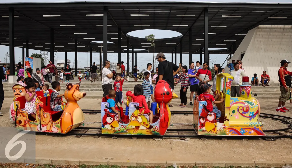 Anak-anak asyik bermain kereta di Taman Kalijodo, Jakarta, Minggu (15/01). Selain itu area ini juga dilengkapi dengan lintasan sepeda, skate park, amphitheater, musala, kios, outdoor fitness, toilet, dan sound system. (Liputan6.com/Fery Pradolo)