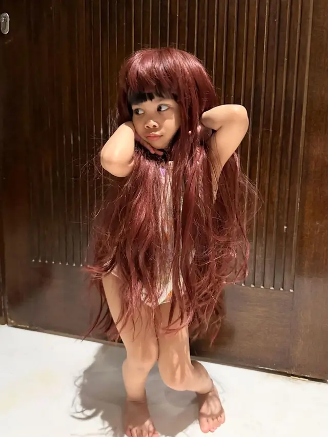 Nakeya Ayu pakai wig berwarna merah menggemaskan (Instagram/@riafinola dan @nakeya_ayu)