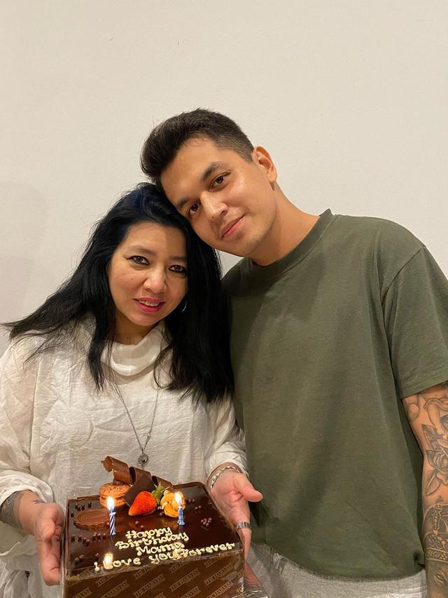 Tak Kalah Keren dari Anak, Ini 6 Potret Ibu Kevin Julio yang Jarang Tersorot