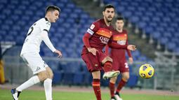 Gelandang AS Roma, Lorenzo Pellegrini (kanan) melepaskan umpan kepada rekannya dalam laga babak 16 besar Coppa Italia 2020/21 di Olimpico Stadium, Roma, Selasa (19/1/2021). AS Roma kalah 2-4 (2-2) dari Spezia melalui extra time. (LaPresse via AP/Alfredo Falcone)
