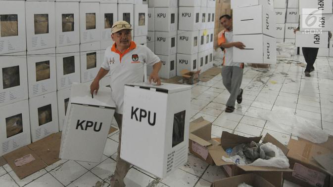 Relawan menata kotak suara untuk Pemilu 2019 di Gudang KPU, Cibinong, Bogor, Jawa Barat, Kamis (7/3). (merdeka.com/Arie Basuki)