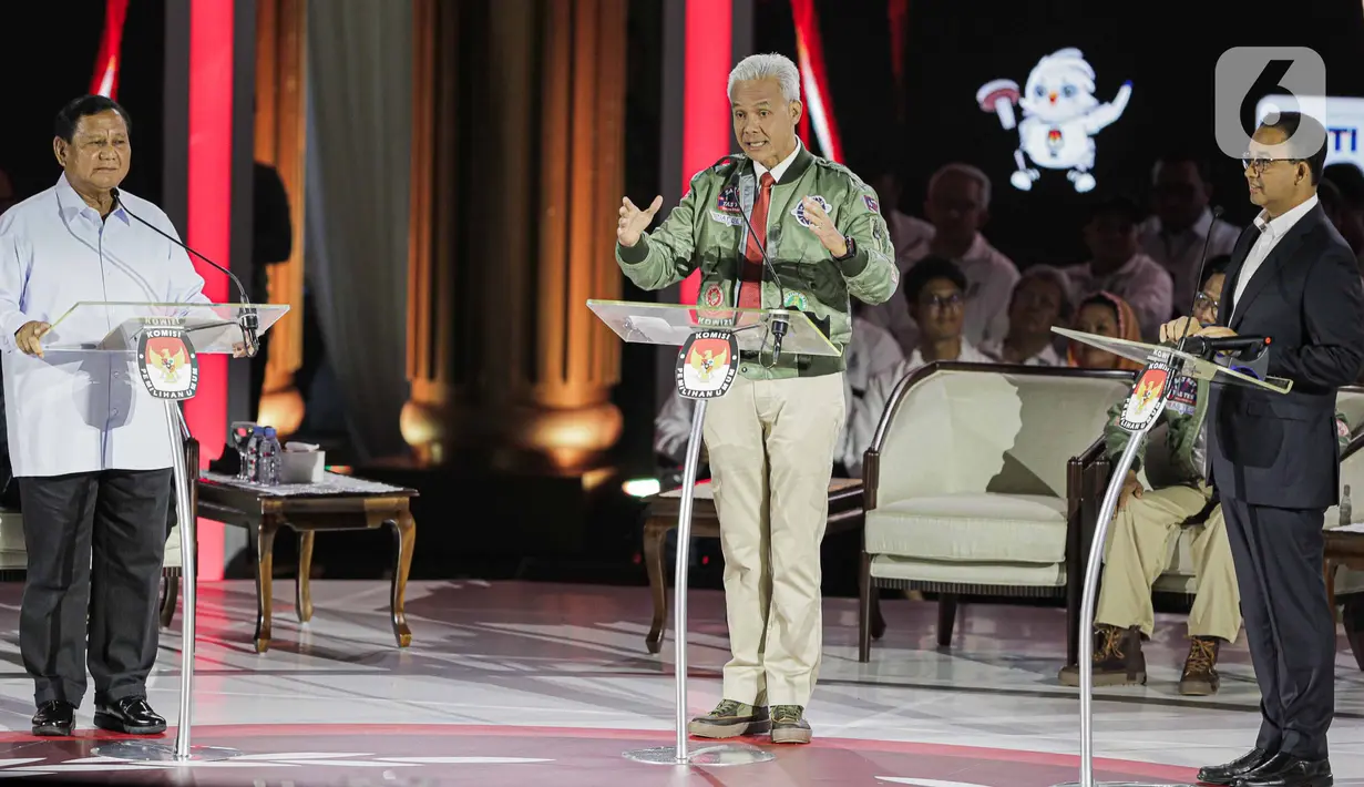 Calon Presiden-Calon Wakil Presiden nomor urut 03 Ganjar Pranowo (tengah) saat menyampaikan gagasan saat debat ketiga Pilpres 2024, Minggu (7/1/2024). (Liputan6.com/Faizal Fanani)