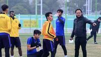 Pelatih Timnas Malaysia U-23, Ong Kim Swee (kanan), bersama tim asuhannya di Piala AFC U-23 2018. (Bola.com/Dok. FAM)