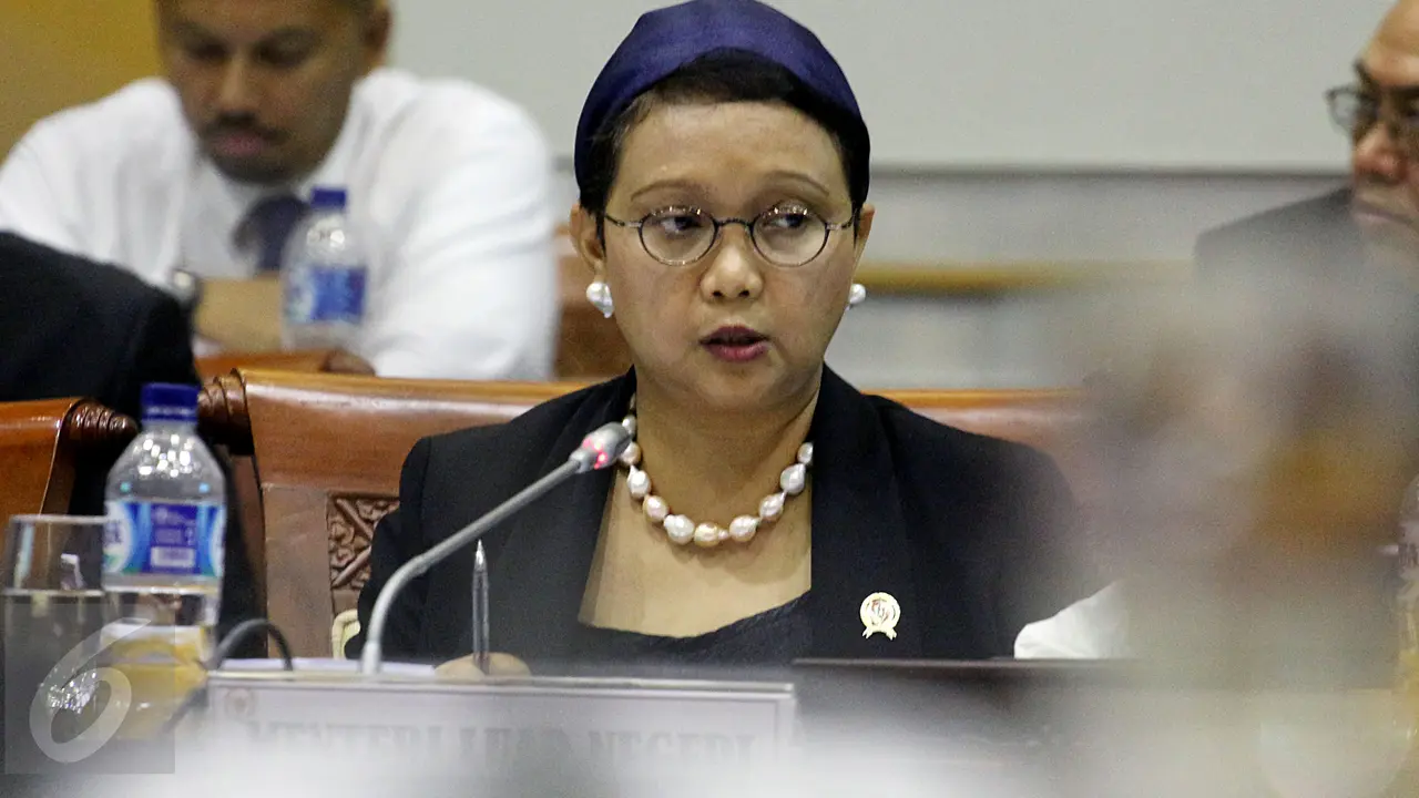 20160209-Wajah Serius Menlu Retno saat Ikuti Raker dengan Komisi I DPR 