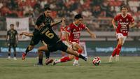 Duel Bali United vs Malut United pada laga pekan ke-28 BRI Super League 2025/2026 di Stadion Kapten I Wayan Dipta, Gianyar, Minggu (19/4/2026) malam WIB. (Bola.com/Alit Binawan)