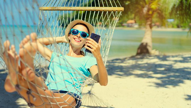 Kualitas smartphone memiliki pengaruh besar untuk menjadikan liburanmu menyenangkan. Apa saja yang diperlukan? (foto: shutterstock.com)
