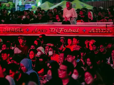 Penonton menyaksikan pertunjukan musik pada hari pertama Synchronize Fest 2022 di Gambir Expo, Kemayoran, Jakarta, Jumat (7/10/2022). Festival musik bergengsi Synchronize Fest 2022 kembali berjalan secara offline selama tiga hari mulai 7, 8, dan 9 Oktober 2022 di Gambir Expo. (Liputan6.com/Faizal Fanani)