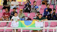 Suporter Timnas Brasil U-17 hadir mendukung timnya saat melawan Timnas Ekuador U-17 dalam pertandingan babak 16 Besar Piala Dunia U-17 di Stadion Manahan, Solo, Senin (20/11/2023). (Bola.com/Arief Bagus)