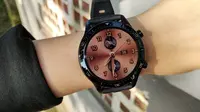 Realme Watch S Pro memiliki frame bulat dengan layar AMOLED berdiameter 3,5cm. (Liputan6.com/ Agustin Setyo W)
