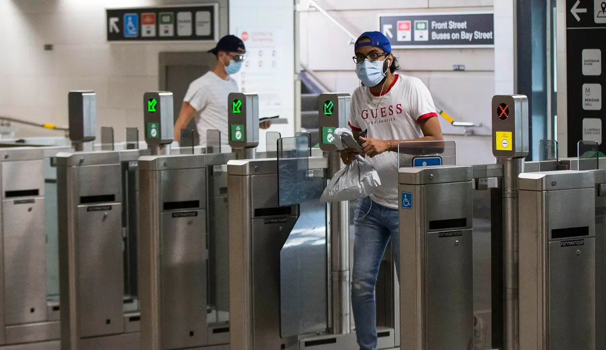 Para penumpang yang mengenakan masker tiba di sebuah stasiun kereta bawah tanah di Toronto, Kanada, pada 2 Juli 2020. Toronto Transit Commission (TTC) mewajibkan para pengguna layanan kereta bawah tanah memakai masker atau penutup wajah mulai Kamis (2/7) karena pandemi COVID-19. (Xinhua/Zou Zheng)