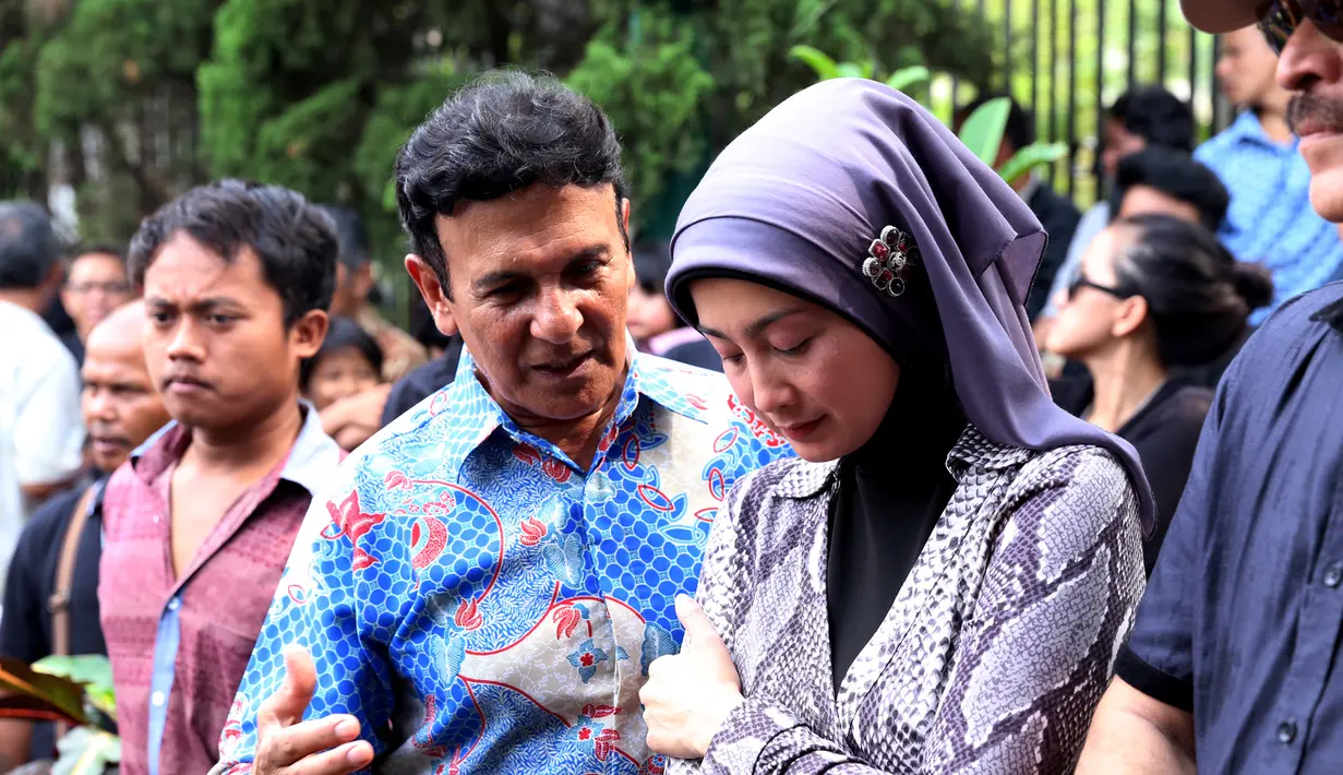 Desy Ratnasari dan Mark Sungkar juga tertunduk lesu di pemakaman Didi Petet. (Wimbarsana/Bintang.com)