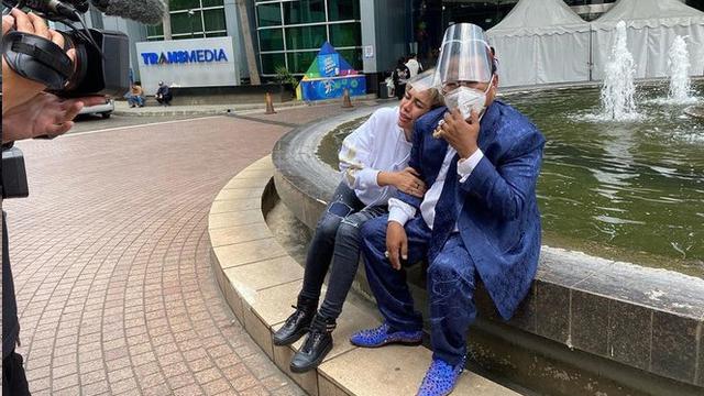 Nikita Mirzani terlihat menggoda Hotman Paris.