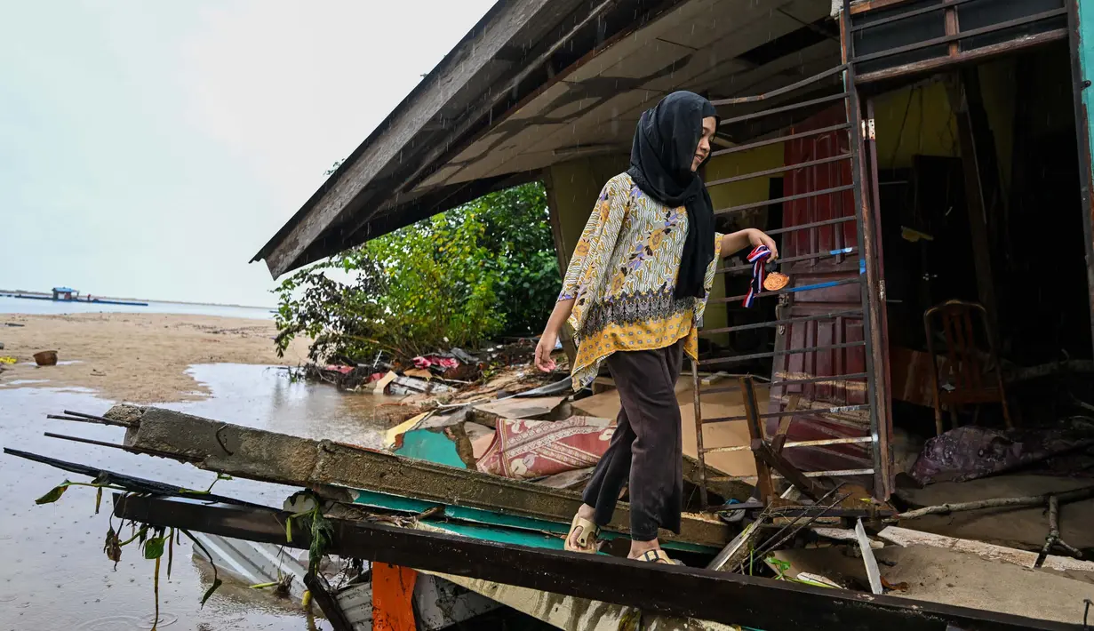 Pihak berwenang terus mendata kerusakan-kerusakan yang terjadi akibat banjir besar di Malaysia. Wakil Perdana Menteri Anutin Charnvirakul menyatakan, pemerintah berencana memberikan kompensasi kepada mereka yang terdampak banjir. (MOHD RASFAN/AFP)