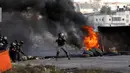 Pasukan keamanan Israel berusahan membubarkan demonstran Palestina saat terjadi aksi di kota Ramallah Palestina (16/3). Mereka menolak pengakuan Presiden AS Donald Trump atas Yerusalem sebagai ibu kota Israel. (AFP Photo/Abbas Momani)