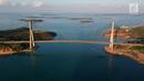 Foto udara pemandangan dari jembatan Barelang di Batam, Kepulauan Riau, Senin (7/5). Jembatan ini menghubungkan menghubungkan pulau Batam dengan Pulau Tonton, Pulau Nipah, Pulau Rempang, Pulau Galang dan Pulau Galang Baru. (Liputan6.com/Arya Manggala)
