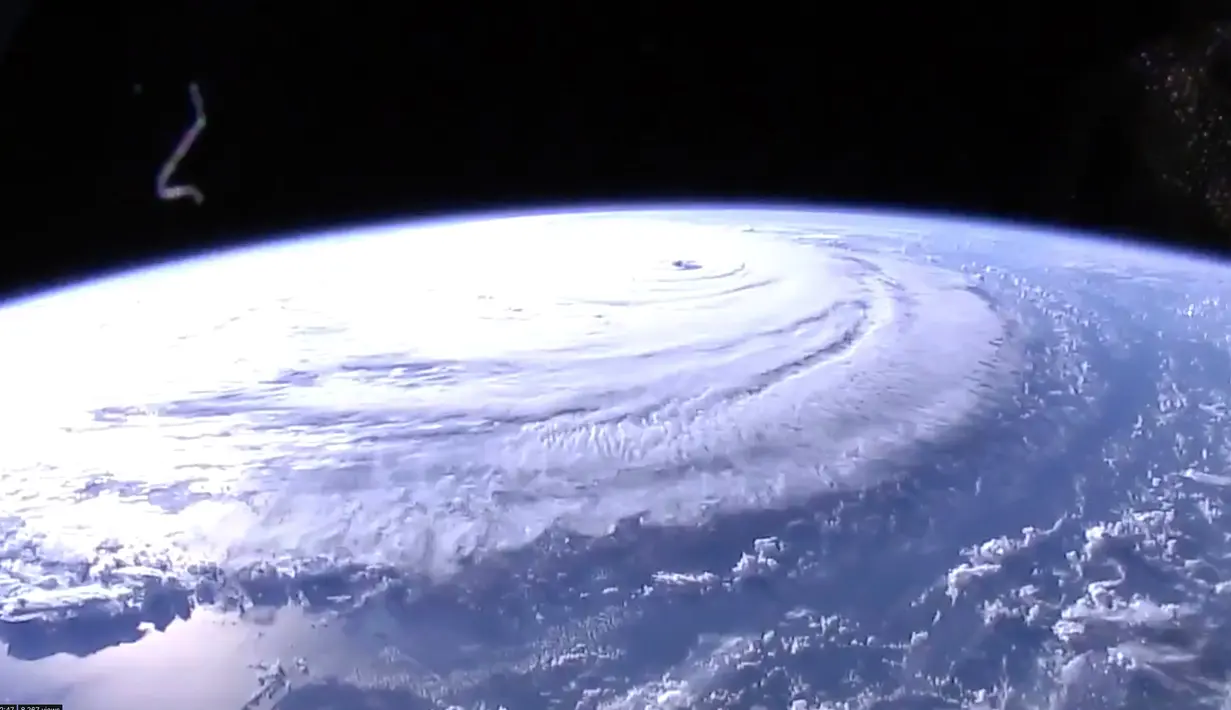 Gambar yang disediakan oleh NASA memperlihatkan Badai Florence terlihat dari Stasiun Luar Angkasa Internasional, Rabu (12/9). Badai monster tersebut mendekati pesisir timur Amerika Serikat dengan kecepatan angin 225 kilometer per jam. (NASA via AP)