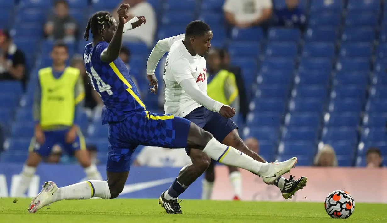 Gelandang Tottenham Hotspur, Steven Bergwijn (kanan) melepaskan tendangan yang berbuah gol penyeimbang 2-2 ke gawang Chelsea dalam laga uji coba pramusim 2021/2022 di Stamford Bridge, London, Rabu (4/8/2021). Tottenham bermain imbang 2-2 dengan Chelsea. (Foto: AP/Matt Dunham)