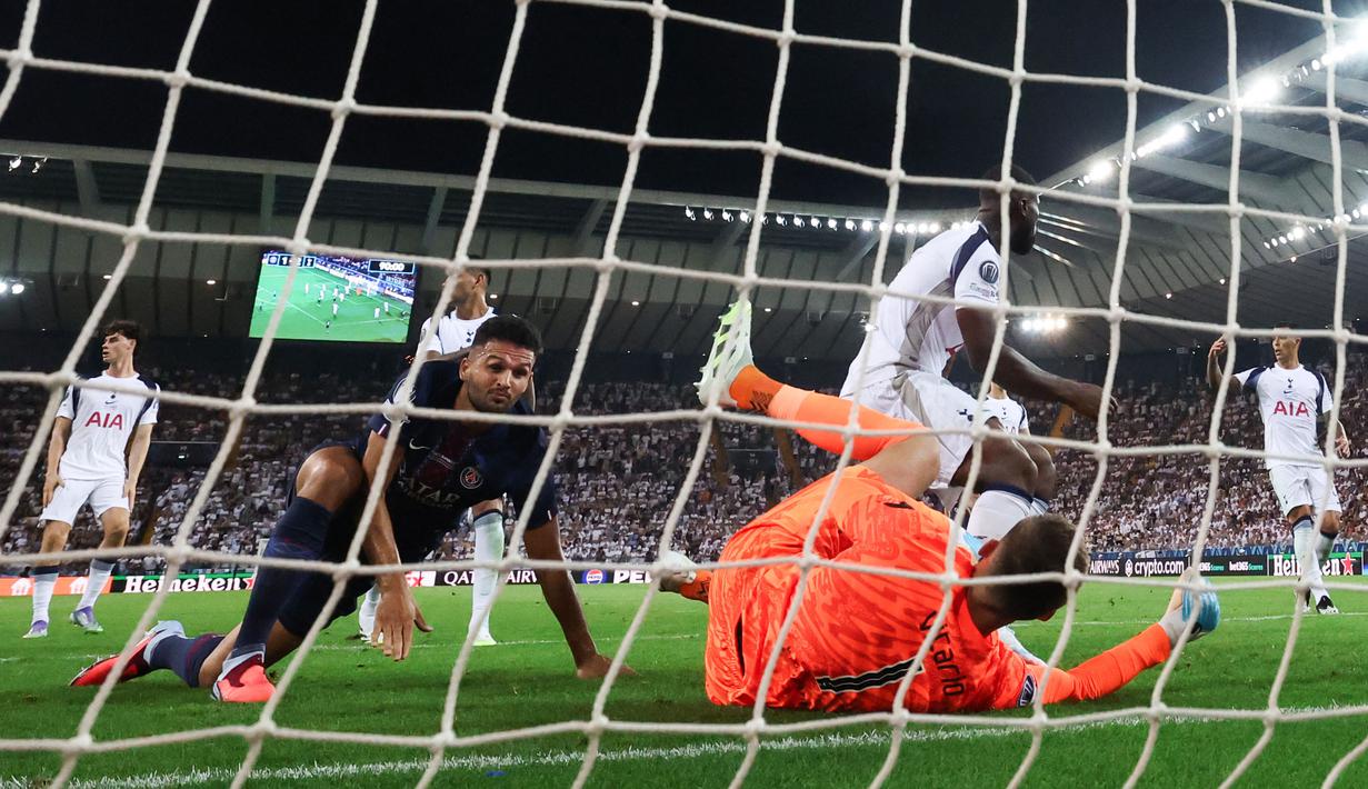 Pemian PSG, Goncalo Ramos (kiri) mencetak gol penyeimbang 2-2 ke gawang Tottenham Hotspur dalam laga final UEFA Super Cup yang berlangsung di Bluenergy Stadium, Udinese, Italia, Rabu (13/08/2025) waktu setempat. (AFP/Franck Fife)