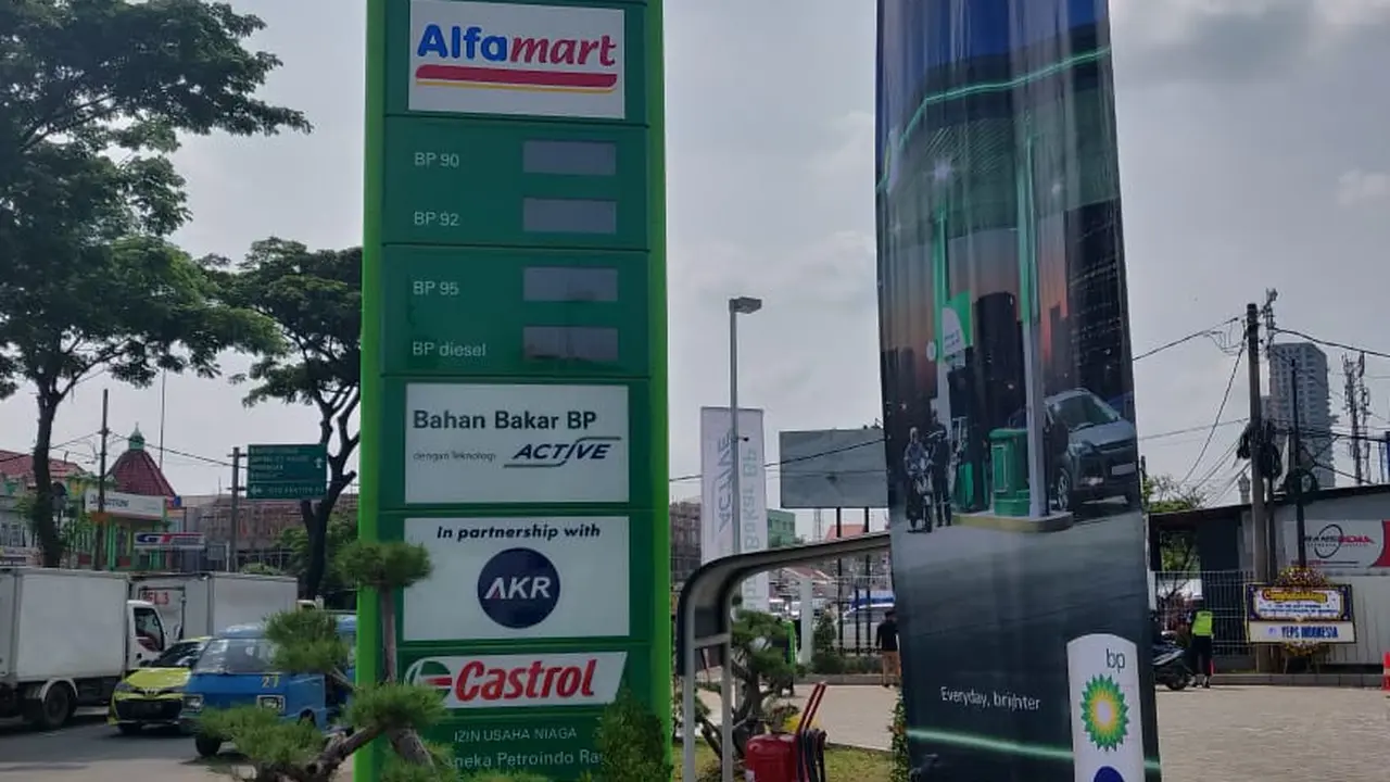 PT AKR Corporindo Tbk melalui anak usaha British Petroleum (BP) menjual BBM melalui Stasiun Pengisian Bahan Bakar Umum di De Latinos, Serpong, Tangerang Selatan. Liputan6.com/Pebrianto Eko Wicaksono
