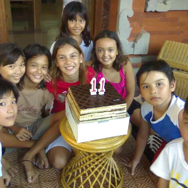 Potret Ayah Irish Bella Temani Putri Tercinta Rayakan Ulang Tahun ke-28, Unggah Potret Masa Kecil sang Putri