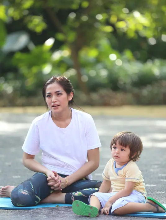 Setelah sempat menutup wajah buah hatinya, akhirnya Jessica Iskandar pun memamerkan wajah El Barack Alexander yang imut sekali. (Adrian Putra/Bintang.com)