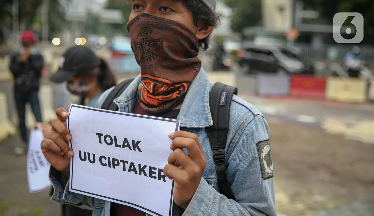 Massa yang tergabung dalam Aliansi Menolak Lupa menggelar aksi damai di kawasan Tugu Proklamasi, Jakarta, Kamis (15/10/2020). Dalam aksinya, mereka mengecam represifitas aparat kepolisian terhadap massa aksi, medis, jurnalis, dan masyarakat sipil lainnya. (Liputan6.com/Faizal Fanani)