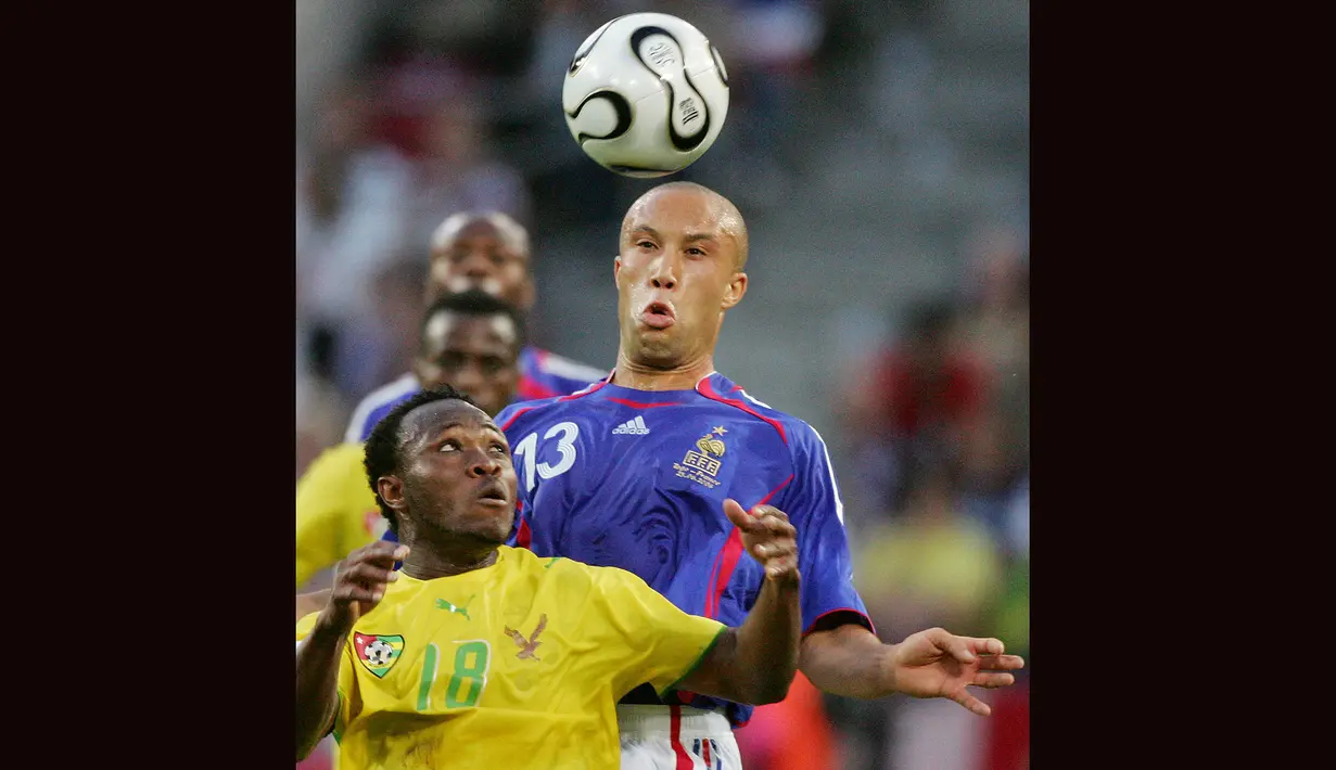 Mikael Silvestre di Piala Dunia 2006. Eks bek kiri Prancis yang telah pensiun pada Januari 2015 bersama Chennaiyin FC ini juga masuk dalam skuad Prancis di Piala Dunia 2006 Jerman saat berseragam Manchester United yang menjadi Piala Dunia keduanya, setelah pada 2002 ia juga masuk skuad Prancis namun sama sekali tidak dimainkan. Mikael Silvestre hanya bermain satu laga dari total 7 laga Les Bleus di Piala Dunia 2006, yaitu di laga pamungkas fase grup menghadapi Togo. (AFP/Michael Urban)