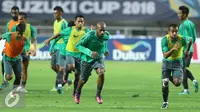 Pemain Timnas Indonesia, Boaz Salossa (tengah) beradu lari dengan Zulham Zamrun saat latihan resmi final Piala AFF 2016 di Stadion Pakansari, Bogor, Selasa (13/12). Indonesia akan menjamu Thailand, Rabu (14/12). (Liputan6.com/Helmi Fithriansyah)