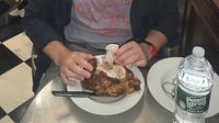 Alexander Tominsky, pria asal Philadelphia yang menghebohkan jagat maya dengan mengonsumsi ayam panggang selama 40 hari (Dok. Twitter @AlexiconTom / https://twitter.com/AlexiconTom/status/1588239109092675584/photo/1 / Gabriella Ajeng Larasati)