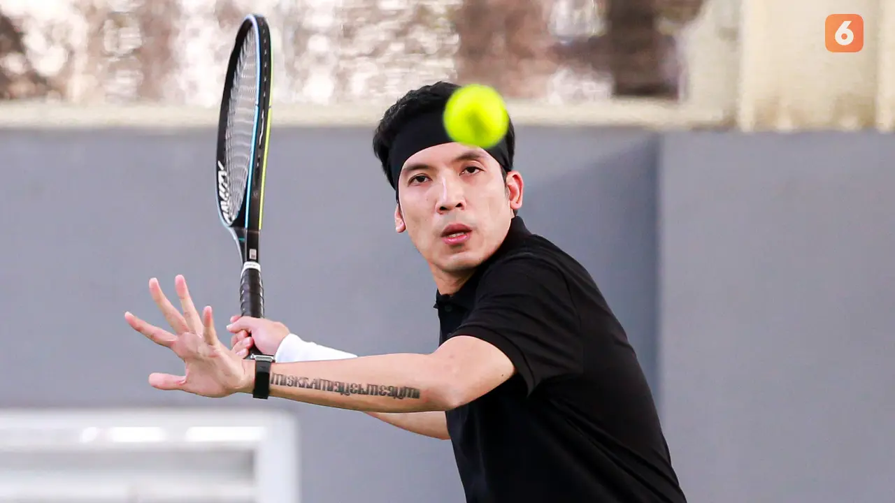 Foto: Diwarnai Nabrak Layar TV, Pasangan Raffi dan Desta Menang Comeback di Cabor Tenis Turnamen Olahraga Selebriti Indonesia
