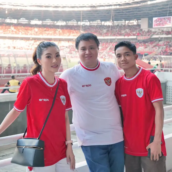 Gaya Sporty Casual Sarwendah Tenteng Tas Rp54 Jutaan Saat Nonton Timnas Indonesia Vs Irak di GBK Bareng Sang Putra, Betrand Peto