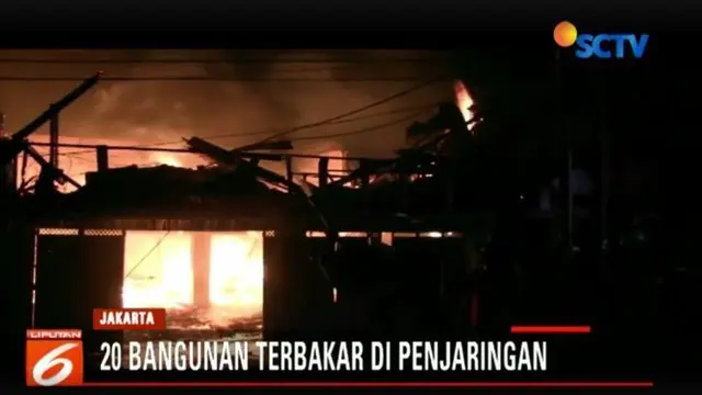 Kobaran api melahap puluhan bangunan di RT 1, RW 2, Jalan Kapuk Poglar, Kapuk Muara, Penjaringan, Jakarta Utara, Senin, 4 Desember 2017.