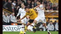 Gelandang Wolverhampton Wanderers, Matheus Nunes (kiri) berebut bola dengan gelandang Manchester United, Bruno Fernandes pada laga Liga Inggris 2022/2023 di Molineux Stadium, Wolverhampton (31/12/2022). Matheus Nunes sempat ditawar Liverpool pada bursa transfer Januari 2023, namun sang pemain nyatanya tetap berseragam Wolverhampton Wanderers hingga kini. Bisa jadi Liverpool kembali berusaha mendatangkannya musim depan karena mmepunyai pengalaman saat mendatangkan Diogo Jota yang notabene sama-sama pemain Wolverhampton asal Portugal. (AFP/Adrian Dennis)