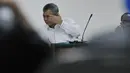 Akil tampak harus membuka kacamata dan mengucek matanya untuk mengusir kantuk (Liputan6.com/Johan Tallo)